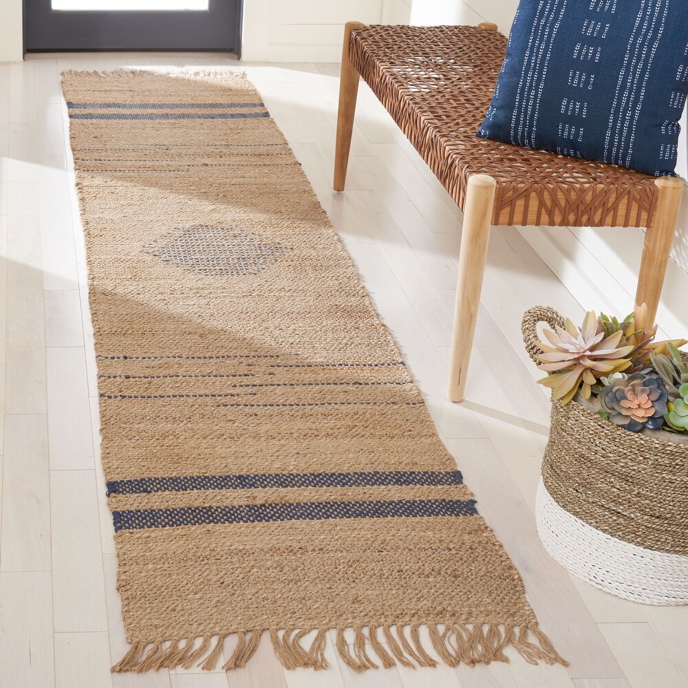 Natural Safavieh Natural Fiber Round Collection NF169A Handmade Boho Charm Farmhouse Jute Area Rug 5' x 5' Round Natural Safavieh Natural Fiber Round Collection NF169A Handmade Boho Charm Farmhouse Jute Area Rug 5' x 5' Round
